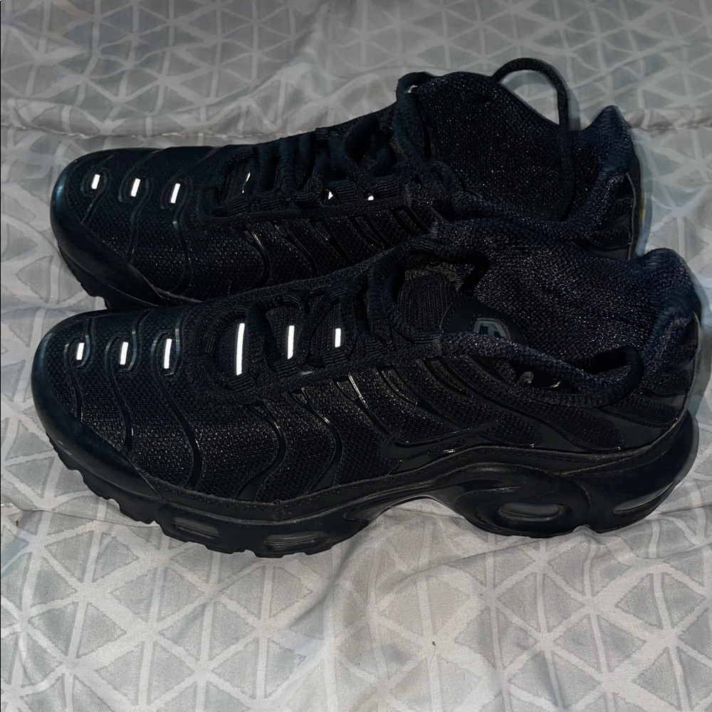 Sleek Black Sports Sneakers - Picture 2 of 6